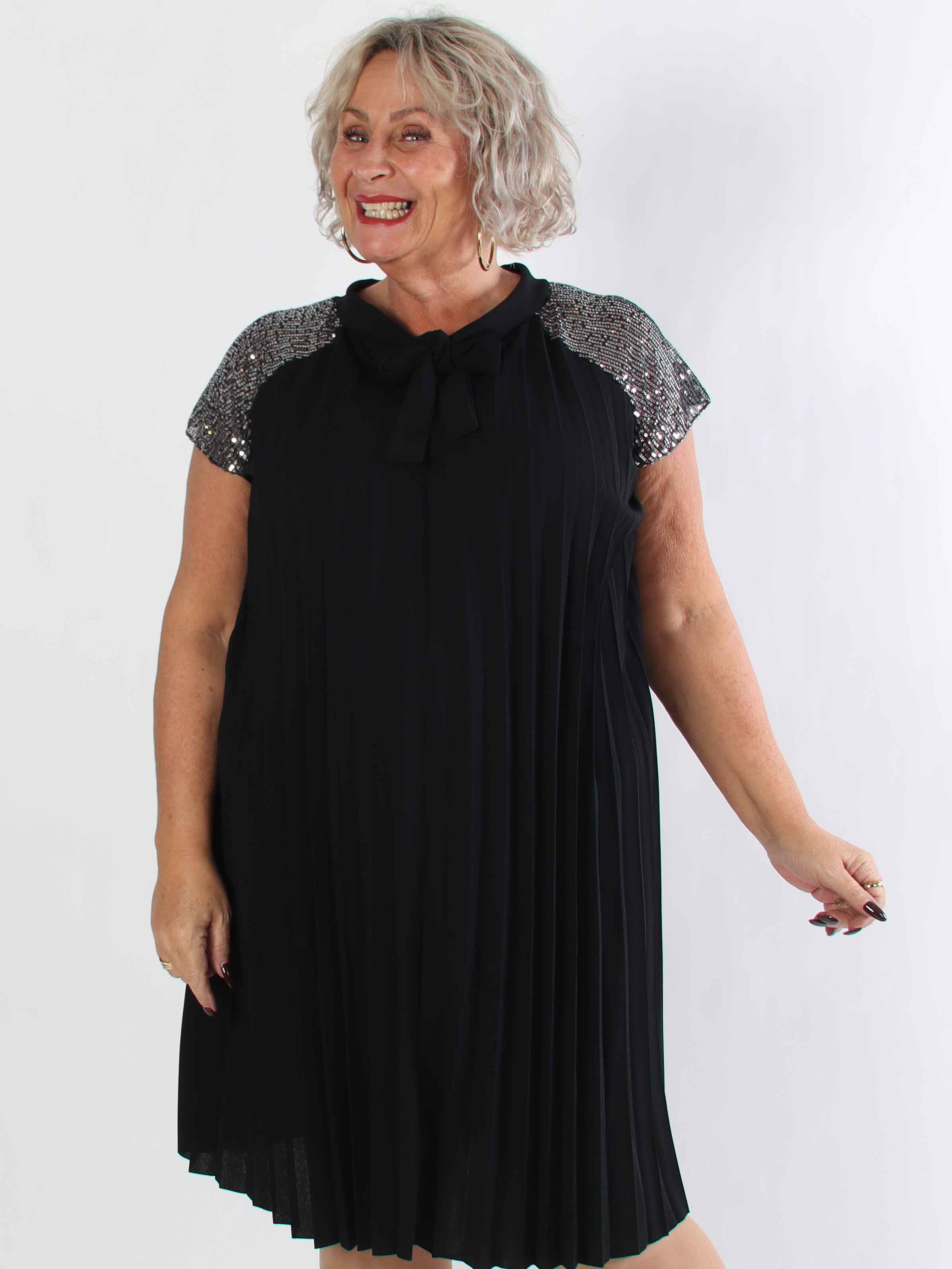 Electra - Plisseret plus size kjole med A-facon og pailletærmer